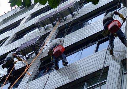 高空作业外墙清洗:严守标准规范 筑牢安全专业防线